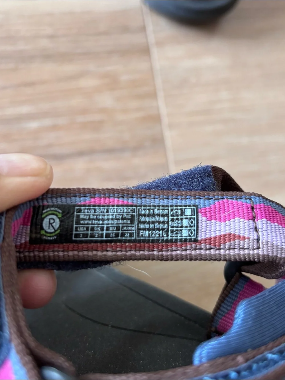 Teva girls size 3 Guc normal wear - Picture 5 of 5
